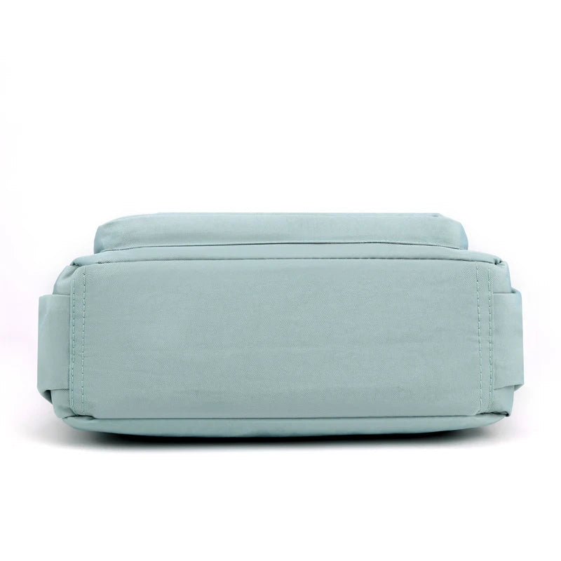 Sac bandoulière femme en nylon déperlant, protégeant vos essentiels avec style et sécurité.