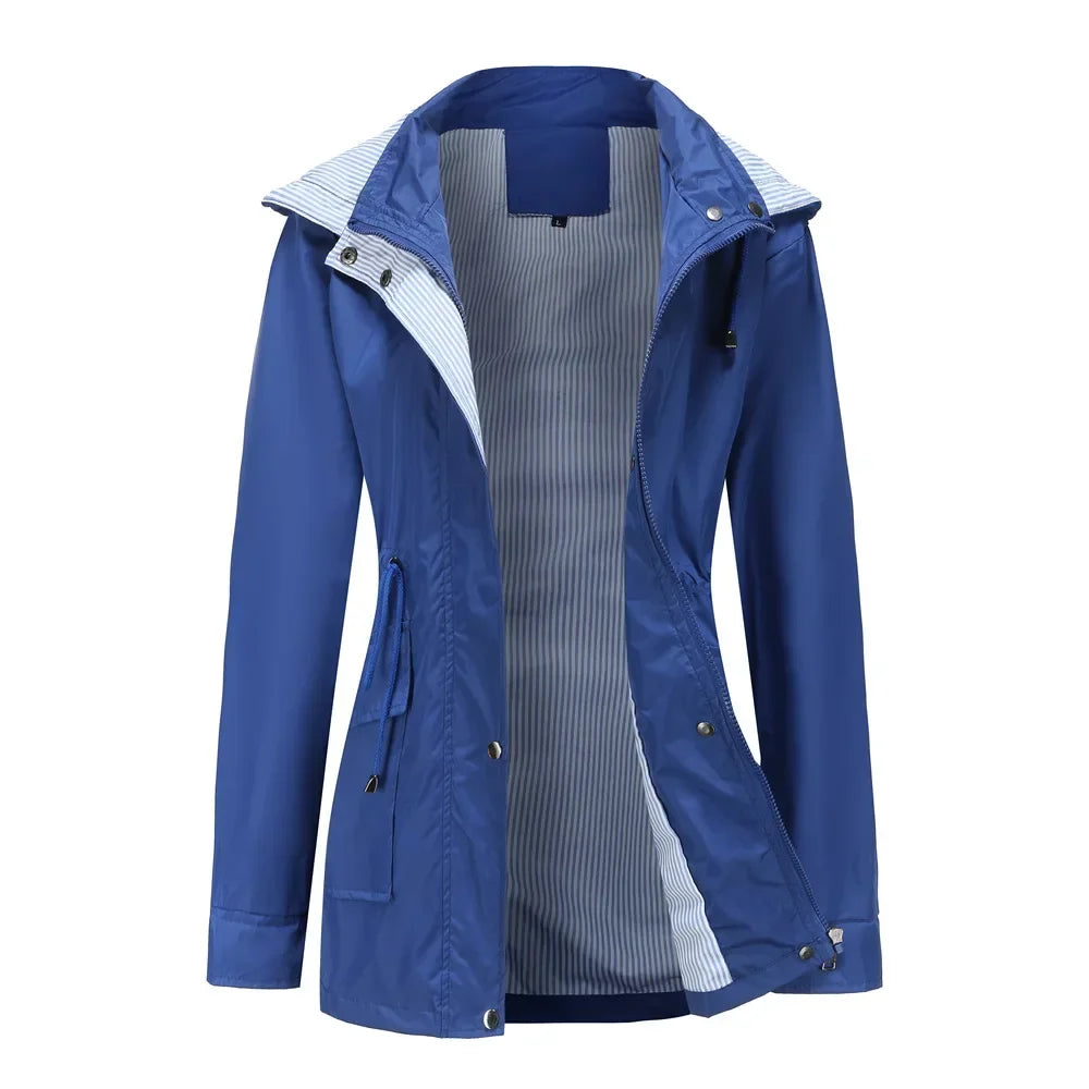 Veste longue imperméable femme, style parisien, assure élégance et chaleur durant l'hiver.