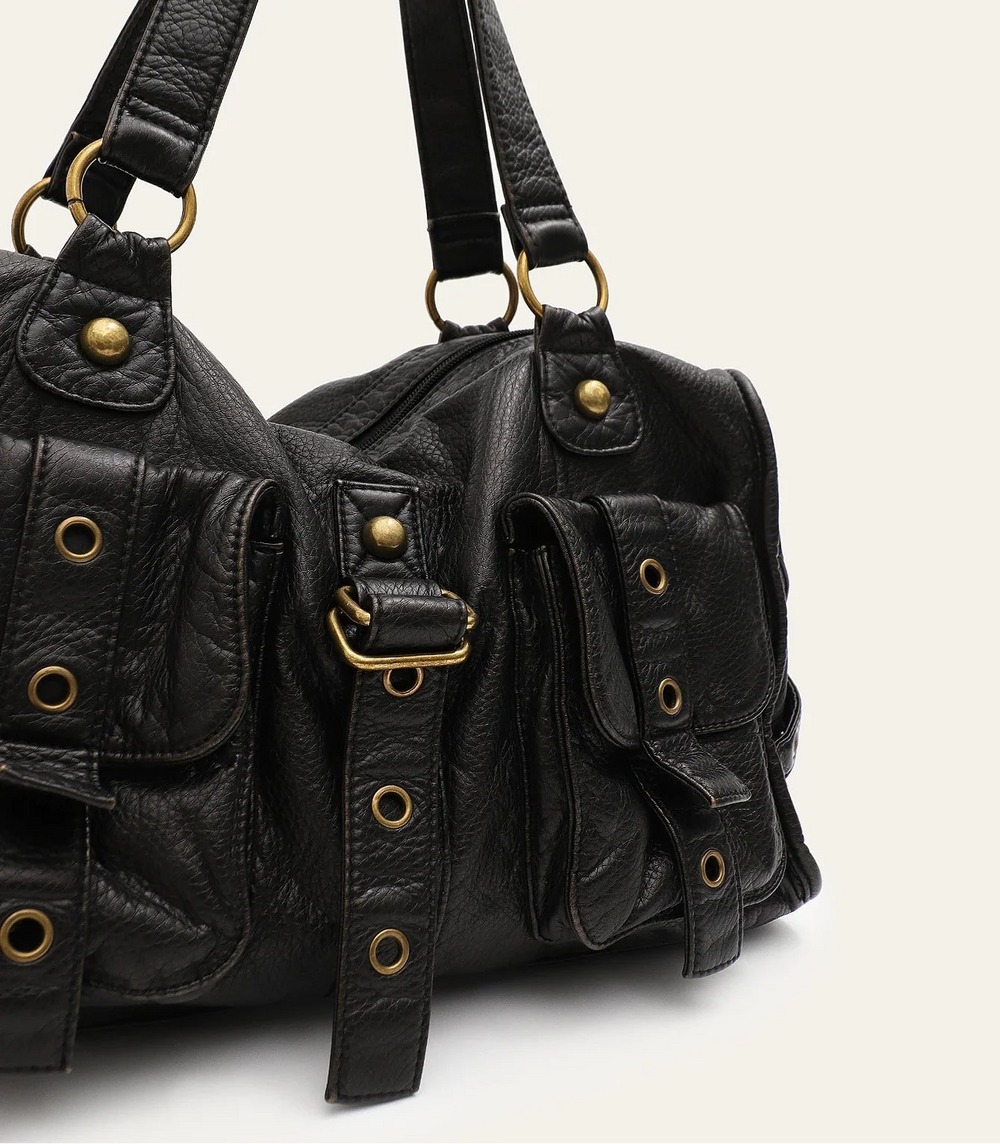 Élégant sac à main noir femme en synthétique, porté épaule ou bandoulière, pour un look rock chic tendance.