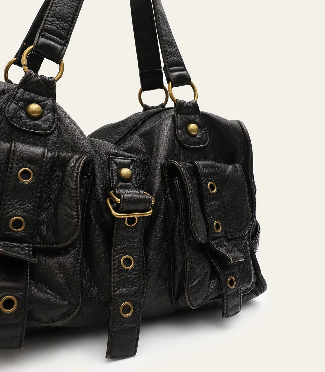 Élégant sac à main noir femme en synthétique, porté épaule ou bandoulière, pour un look rock chic tendance.