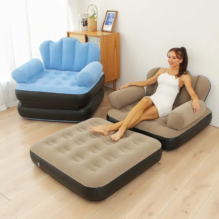 Fauteuil SofaMate convertible gris clair pour détente intérieur/extérieur.
