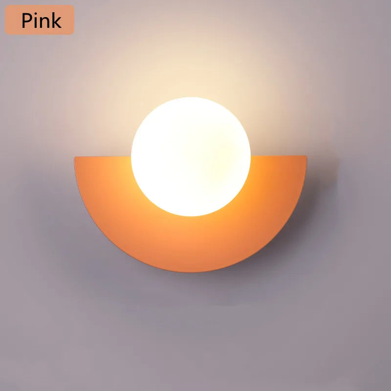 Applique murale LED, design contemporain et géométrique, demi-cercle pour éclairage d'ambiance raffiné.