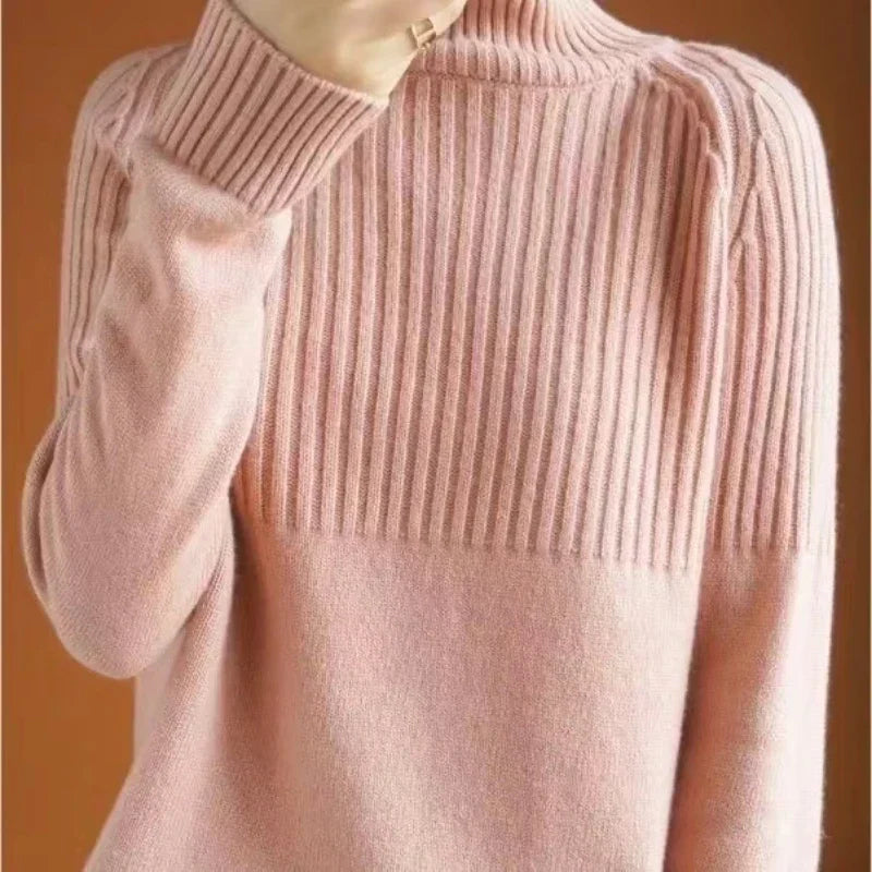 Pull femme moderne à col roulé, tricot doux, parfait pour un style décontracté et chic d'hiver.