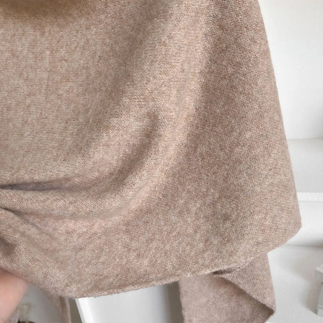 Vêtement chaud femme: châle en polaire, ultra confortable et chic pour les soirées d'hiver.
