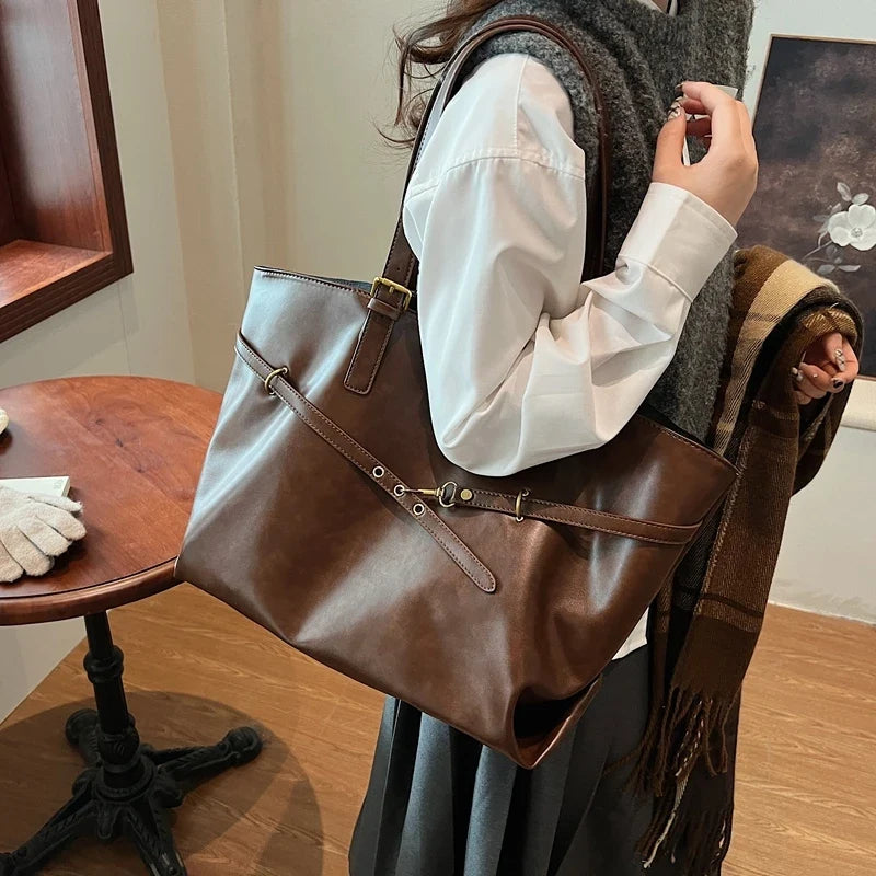 Grand sac à main femme, style cabas, idéal pour cours, lycée ou usage quotidien. En similicuir durable.