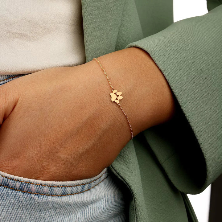 Bijou bracelet personnalisé pour femme, empreinte de patte de chien ou chat, symbolisant l'amour fidèle des animaux.