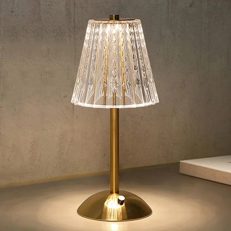 Créez une ambiance luxueuse avec cette lampe de table LED tactile, abat-jour en cristal et finition dorée moderne.