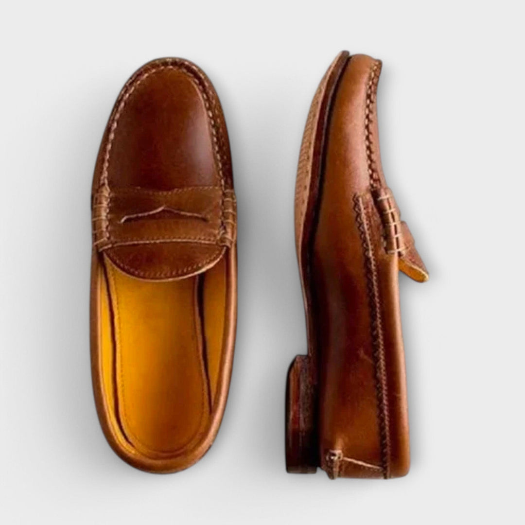 Mocassins Eline kaki pour femmes. Chaussures à enfiler au style casual chic, idéales pour le confort quotidien et l'élégance.
