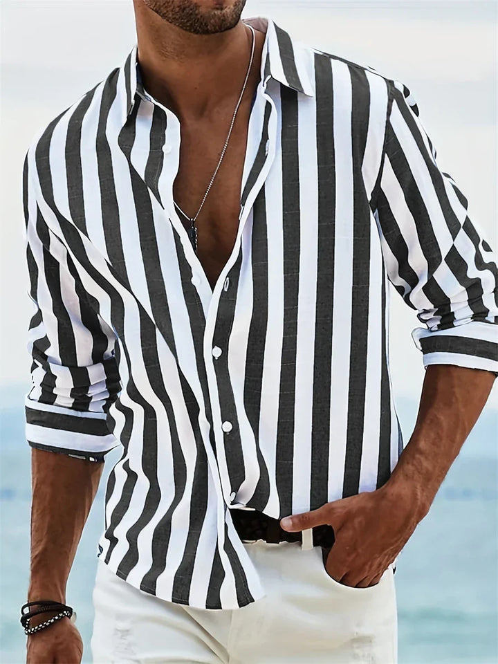 Photo d'une chemise homme rayée d'été, coupe moderne. Style frais et élégance estivale assurés.