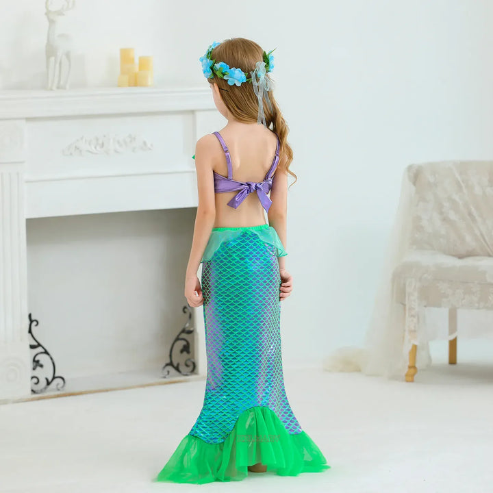 Joli déguisement sirène pour fille avec queue écailles et haut bustier. Costume princesse enfant pour fêtes.