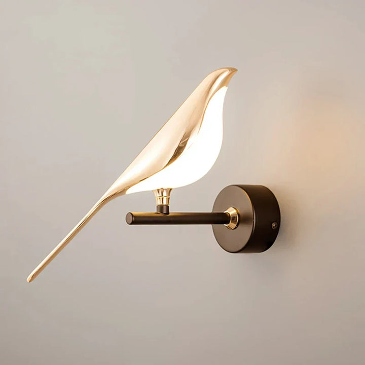 Éclairage mural LED ajustable avec design oiseau doré. Parfait pour un salon contemporain.