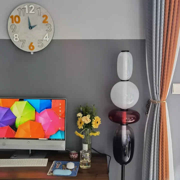Lampe sur pied LED design articulé, offrant une lumière directionnelle. Parfait pour la lecture au bureau.