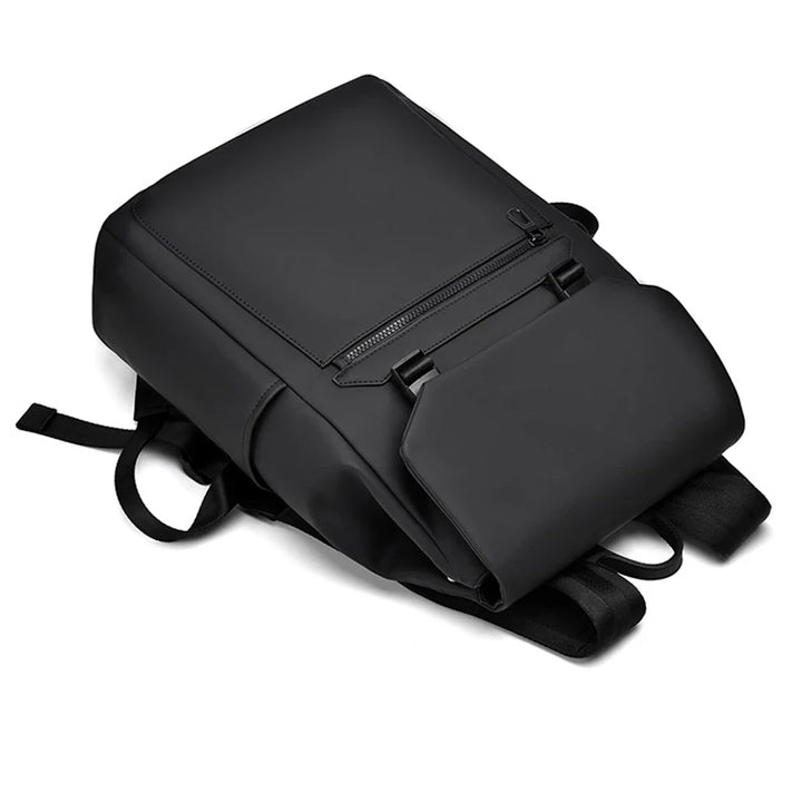 Sac à dos imperméable avec bretelles ajustables et dos rembourré pour un confort optimal en ville.