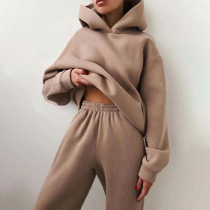 Ensemble jogging femme confortable, sweat à capuche et pantalon loose fit. Idéal pour la détente et le style décontracté.