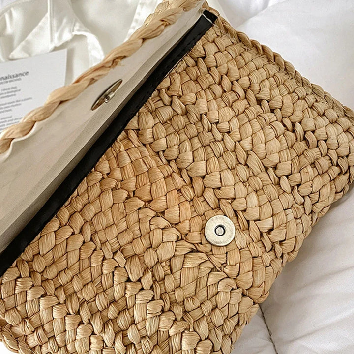 Accessoire mode estival : pochette chic en paille, parfaite pour la plage ou la ville.