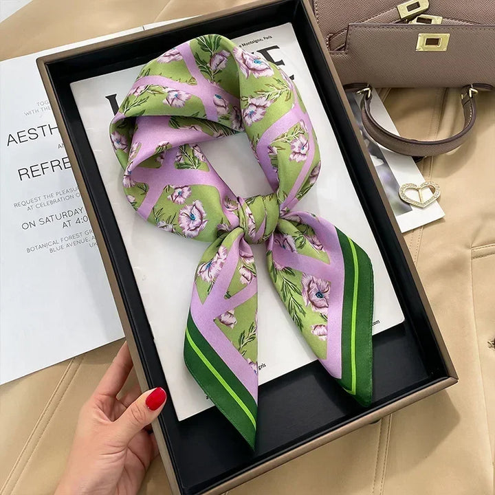 Accessoire de sac ou cheveux : foulard carré en satin imprimé pour femme.