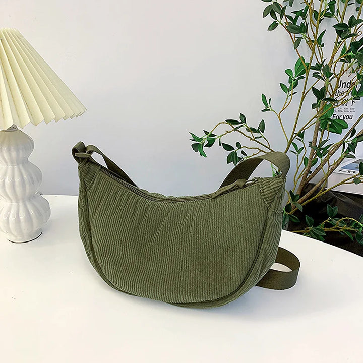 Sac banane femme demi-lune en velours côtelé beige, sac à main bandoulière pratique et élégant pour le quotidien.