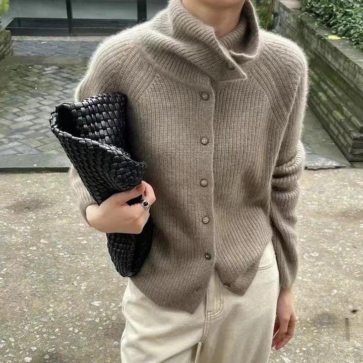 Pull femme élégant à col roulé et boutons, parfait pour un confort hivernal chic.