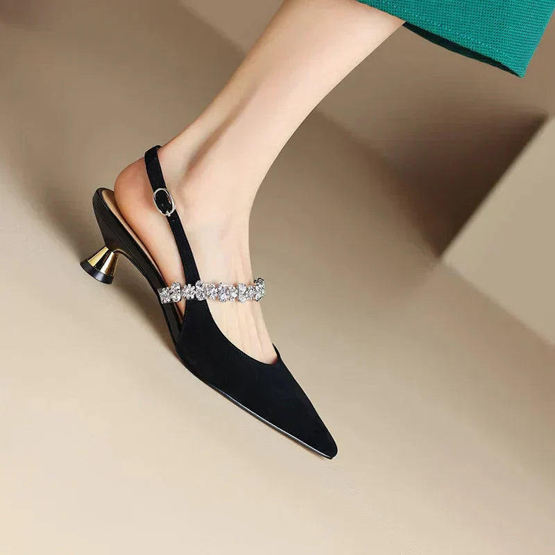 Vue d'en haut : escarpins femme brillants, bout pointu, chaussure à talon élégante pour occasions spéciales.