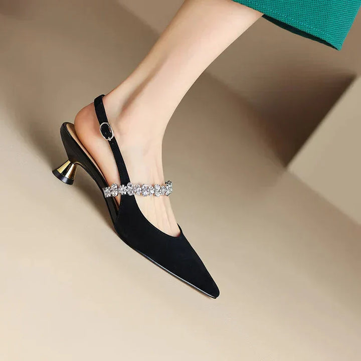 Vue d'en haut : escarpins femme brillants, bout pointu, chaussure à talon élégante pour occasions spéciales.