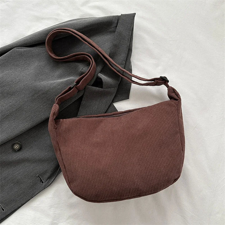 Sac banane en velours texturé, accessoire mode femme tendance pour l'hiver, élégant et facile à porter.