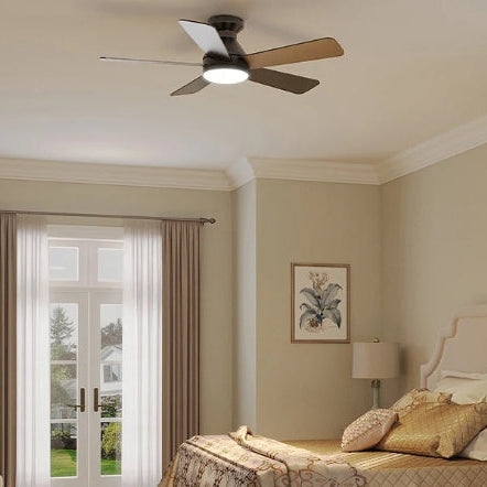 Ventilateur de plafond LED moderne, design élégant pour salon ou chambre. Lumière intégrée et télécommande incluse.