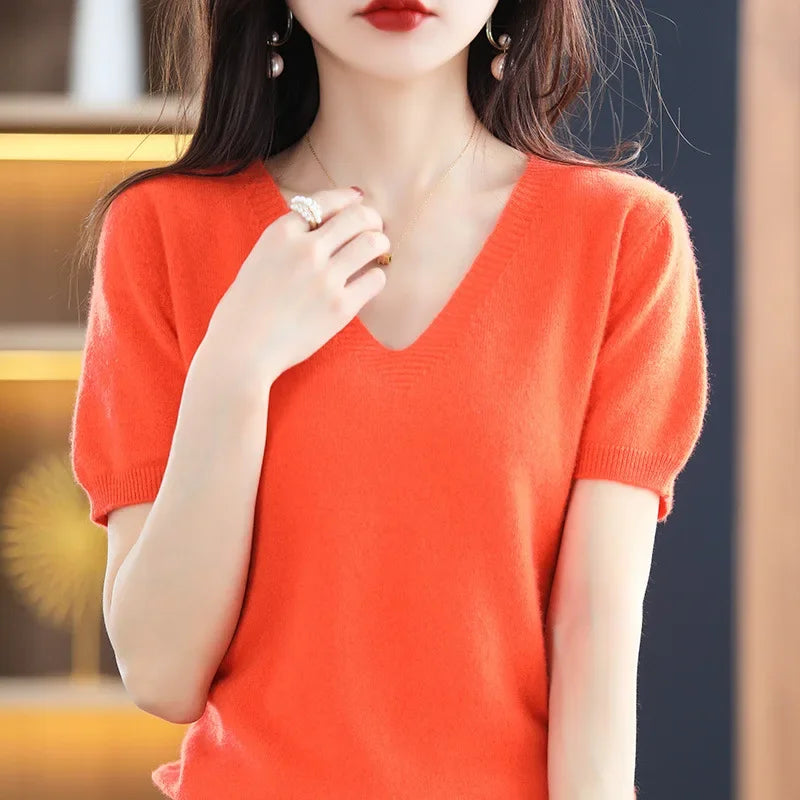 Pull femme chic à col V, matière légère et agréable, parfait pour un look décontracté ou habillé.