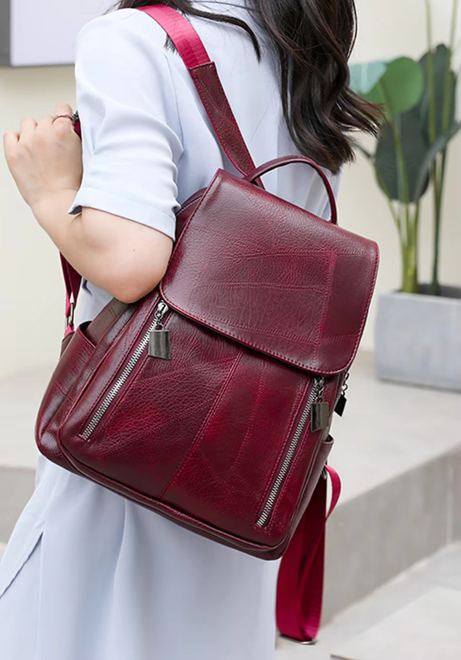Sac à dos femme mode avec compartiment antivol caché, parfait pour la sécurité urbaine. Design chic et fonctionnel.