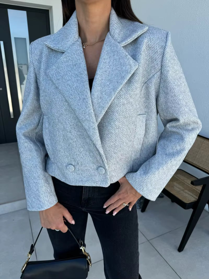 Blazer court décontracté femme gris, élégant et moderne pour un look chic au quotidien.