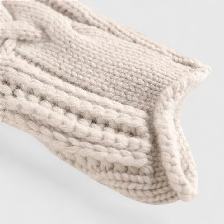 Chandail pull tricoté femme, matière chaude et douce. Élégance et confort pour les journées froides.