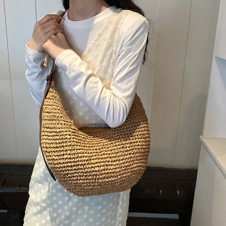 Sac à main femme bohème chic en paille, avec bandoulière, un essentiel élégant pour l'été.