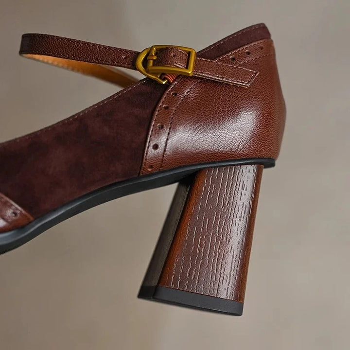 Chaussures escarpins Florence pour femmes, élégance classique rétro avec talon carré et bride à la cheville.