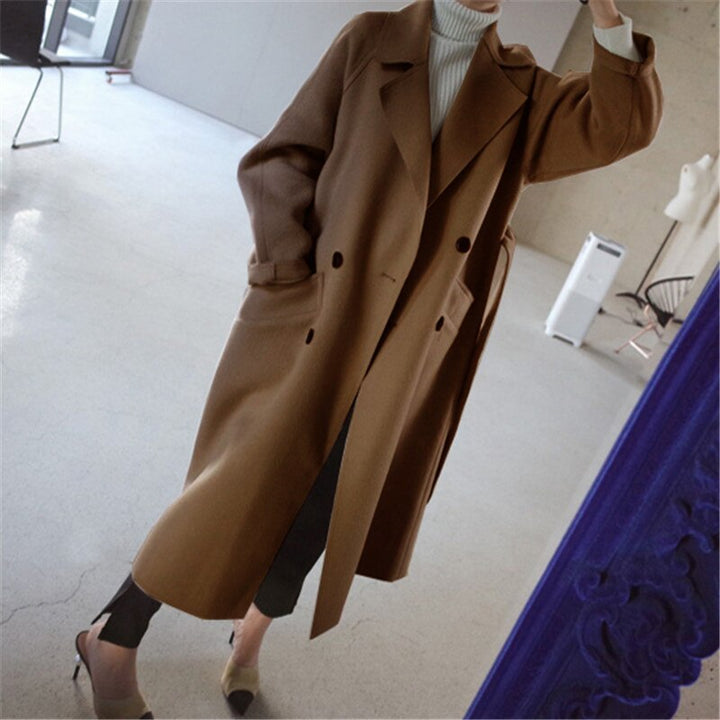 Veste trench-coat femme chic, coupe moderne, ceinture ajustée, parfait pour la mode urbaine et l'élégance printanière.