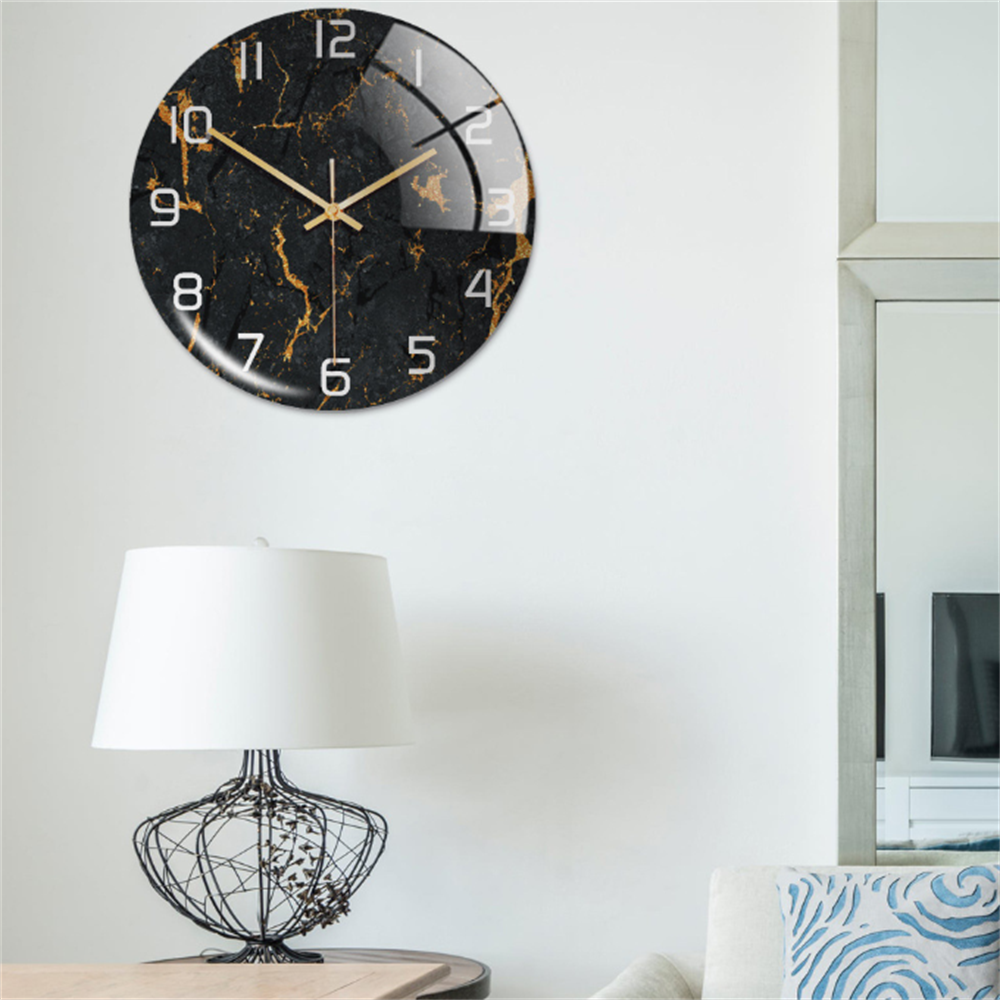 Apportez du style avec cette horloge murale Ø30 cm, silencieuse, effet marbre blanc élégant.