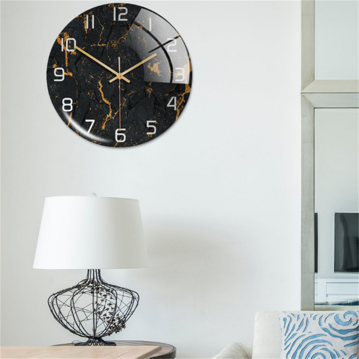 Apportez du style avec cette horloge murale Ø30 cm, silencieuse, effet marbre blanc élégant.