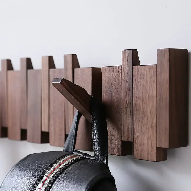 Porte-manteau mural bois de noyer, design piano. Rangement élégant et décoratif pour votre entrée.