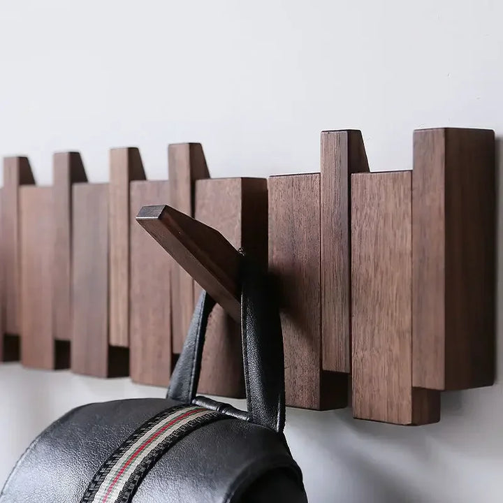 Porte-manteau mural bois de noyer, design piano. Rangement élégant et décoratif pour votre entrée.
