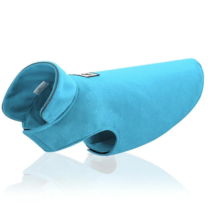 Gros plan sur la fermeture ajustée du manteau chien hiver PawShield, confortable et protecteur. Vêtement qualité.