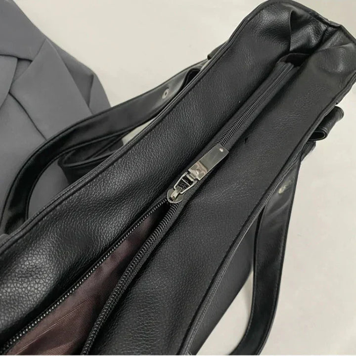 Sac chic pour femme, grand volume, en cuir de qualité, accessoire mode intemporel et fonctionnel.