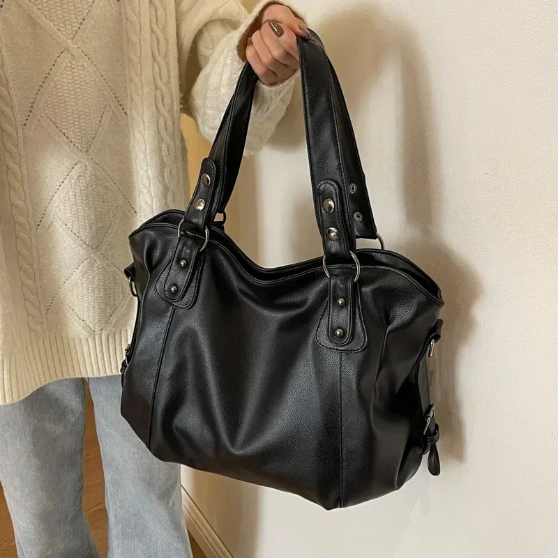 Grand sac cabas en cuir pour femme, parfait pour le travail ou le shopping, spacieux et chic.