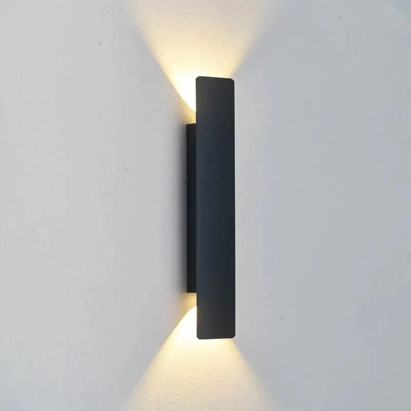 Applique murale LED OUTGLOW étanche pour éclairage de façade et jardin, design noir moderne.