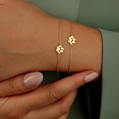 Bracelet en acier inoxydable personnalisé avec empreinte de patte, cadeau idéal pour tout amoureux des animaux.
