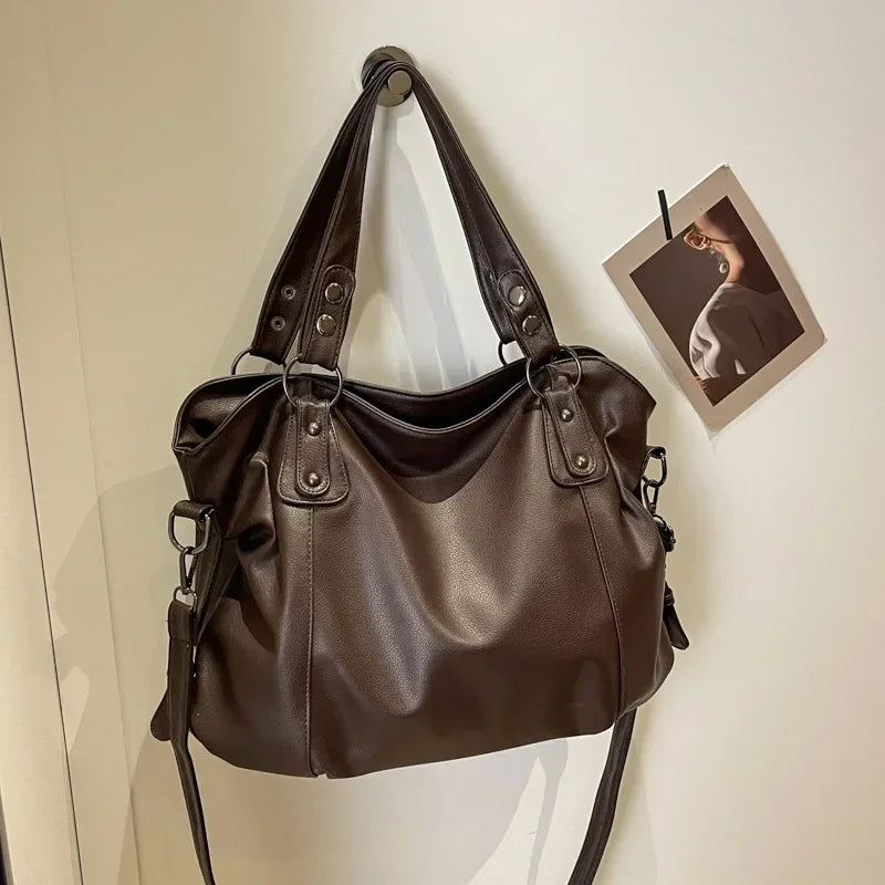 Sac à main en cuir souple, doux au toucher, accessoire mode essentiel pour femme élégante.