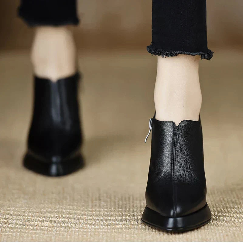 Paire d'escarpins Carina élégants pour femmes, avec talons structurés. Confort et chic pour vos tenues de mode.
