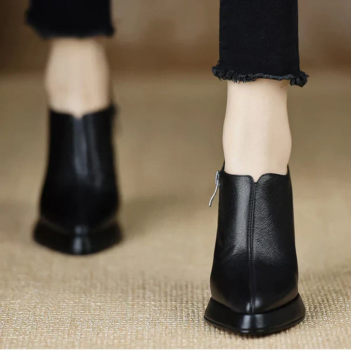 Paire d'escarpins Carina élégants pour femmes, avec talons structurés. Confort et chic pour vos tenues de mode.