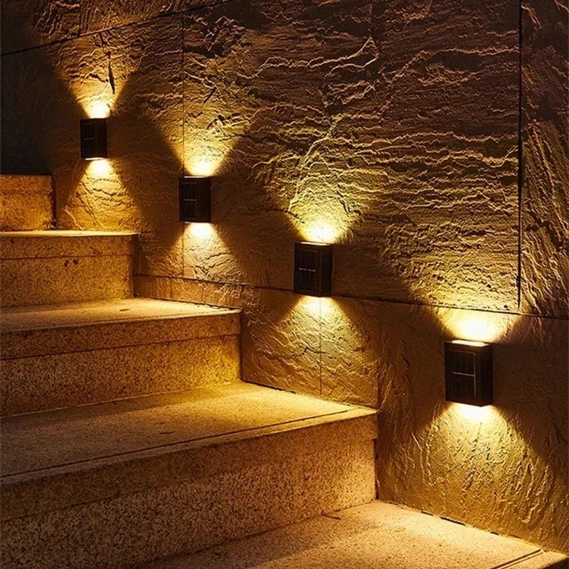 Applique murale solaire LED bidirectionnelle décorative, parfaite pour un éclairage économique et étanche du jardin.