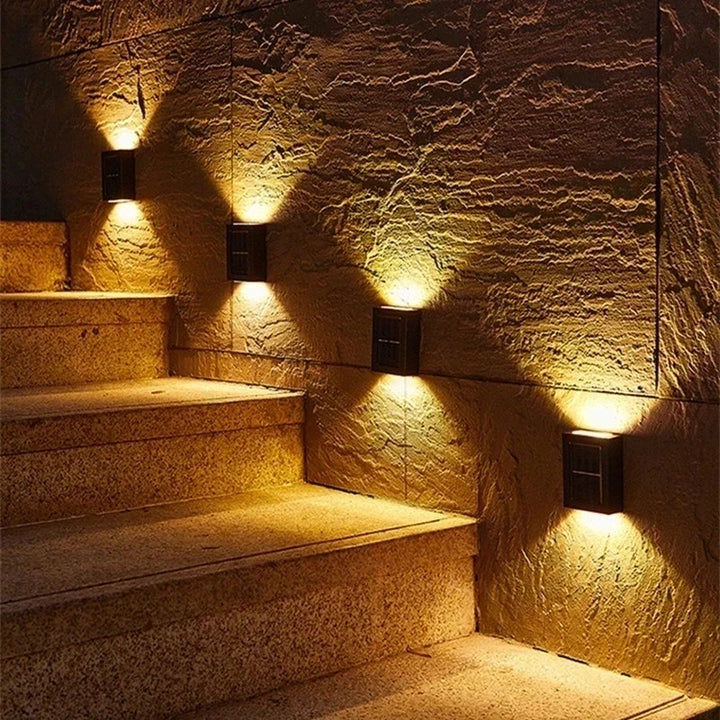 Applique murale solaire LED bidirectionnelle décorative, parfaite pour un éclairage économique et étanche du jardin.