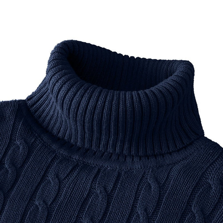 Homme actif en pull col roulé hiver, look confortable et élégant, parfait pour le travail ou les loisirs.