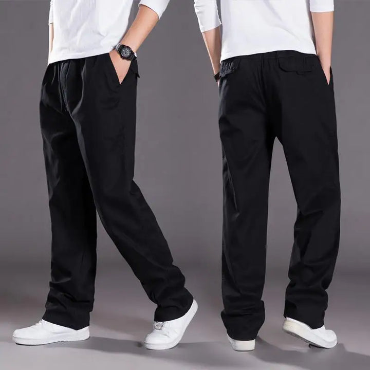 Modèle de pantalon cargo homme résistant, parfait pour un style décontracté urbain avec ses poches pratiques.