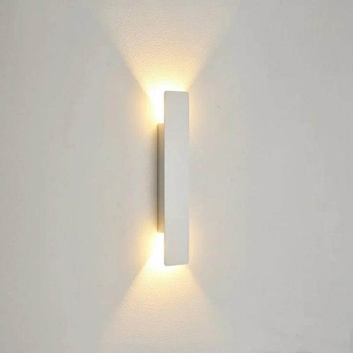 Luminaire LED mural OUTGLOW moderne et étanche, parfait pour salle de bain ou décoration intérieure.